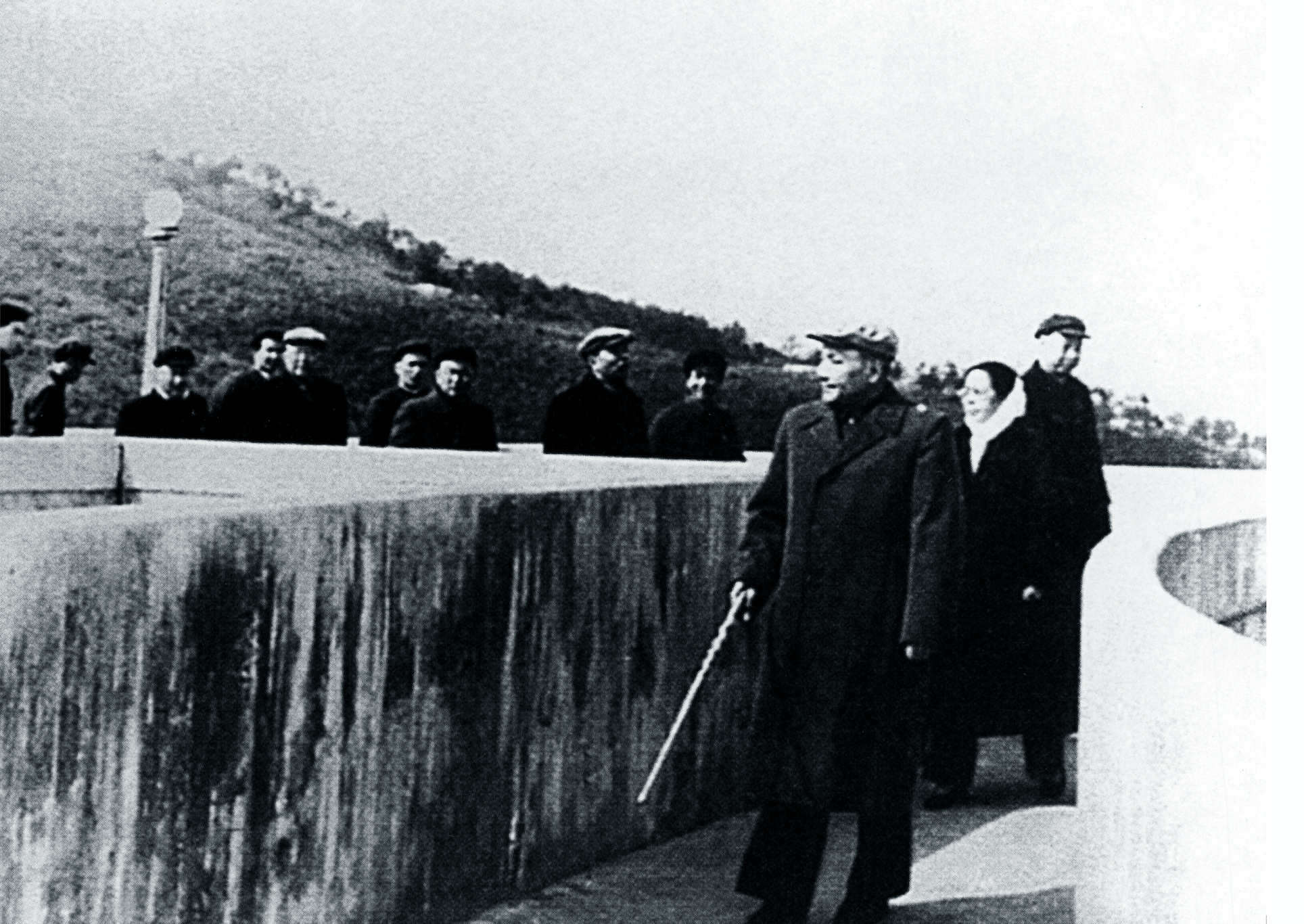 1962年2月，邓小平同志视察由水利一师（中国安能前身）承建的安徽梅山水电站