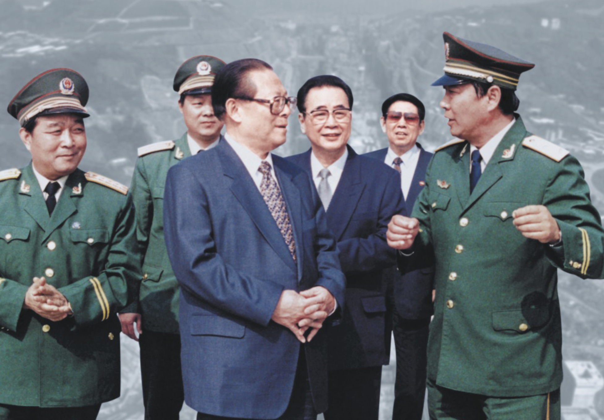 1994年10月，江泽民同志视察武警水电部队承建的三峡水利枢纽永久船闸工程