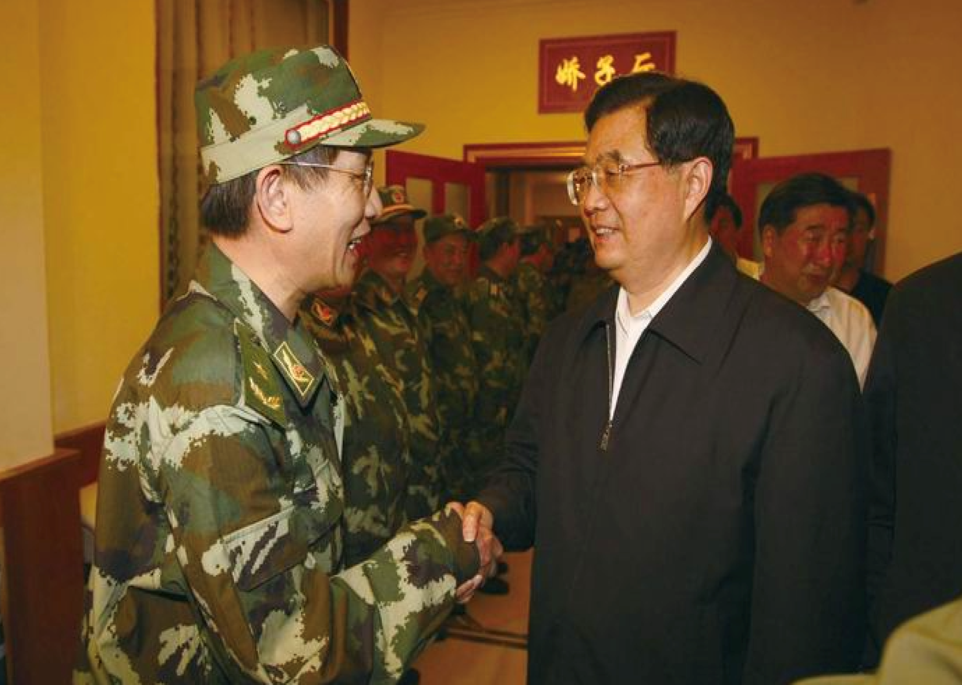 2008年5月17日，胡锦涛同志在成都接见参加汶川抗震救灾的武警水电部队领导，叮嘱“要在抗震