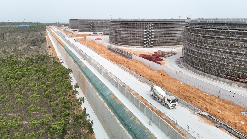 库区南侧围墙及挡墙外散水浇筑完成