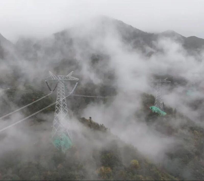 隐入云雾中的高压电网